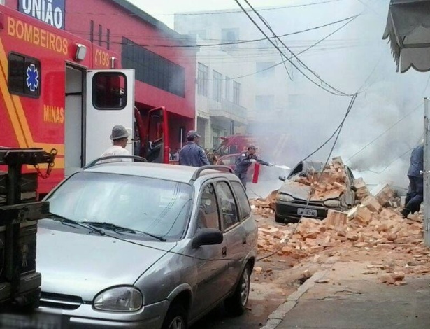 Fachada caiu na manhã desta terça-feira atingindo pessoas e carros estacionados na via  - Franciele Poças/Rádio Clube de Itaúna