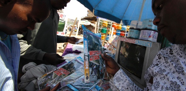 Camelôs vendem DVD pirata com imagens televisivas do ataque ao shopping - Thomas Mukoya/Reuters - 29.set.2013