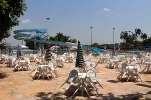 Clubes de funcionários públicos em Brasília têm piscina, toboágua