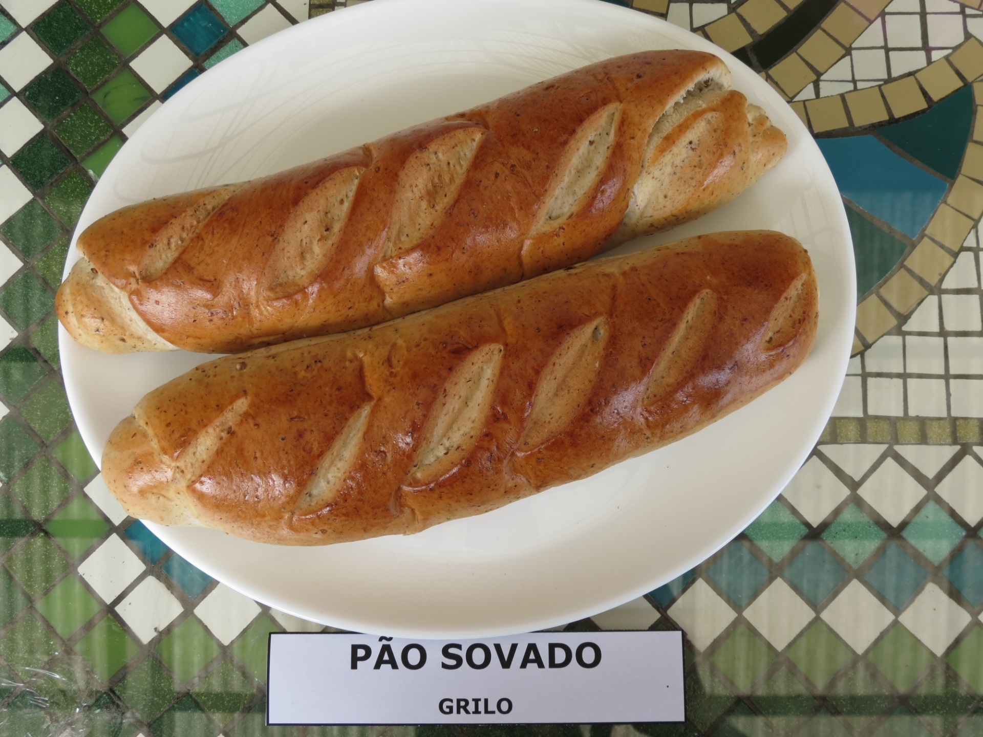 Grilos pretos moídos são adicionados à receita do pão sovado pela Nutrinsecta; os insetos aumentam o teor de proteínas do alimento, que é oferecido no Parque Ecológico Vale Verde, em Betim (MG) como teste pela empresa. Hoje, ela volta sua produção quase que inteiramente para aves, mas quer criar uma linha para humanos - Divulgação/Nutrinsecta