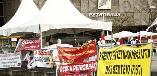 Manifestantes acampam em frente ao prédio da Petrobras, no Rio, desde 24 de setembro - Ale Silva/Futura Press 