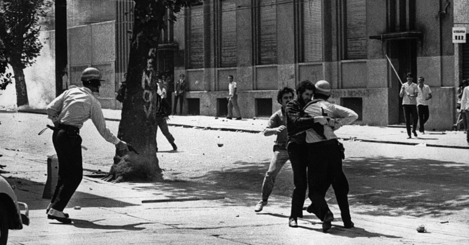 Movimento estudantil: confronto entre estudantes universitários da U.S.P e da Universidade Mackenzie na rua Maria Antônia [região central de São Paulo], em 1968
