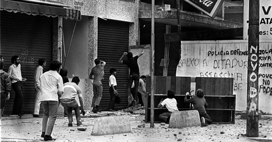 Movimento estudantil: confronto entre estudantes universitários da U.S.P e da Universidade Mackenzie na rua Maria Antônia [região central de São Paulo], em 1968