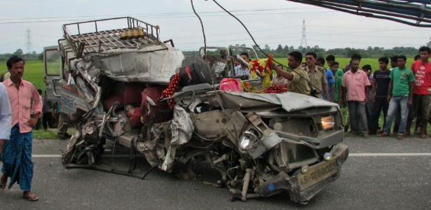 Ao menos 29 pessoas morreram, entre elas dez crianças, no acidente que envolveu um caminhão e duas caminhonetes - Reuters