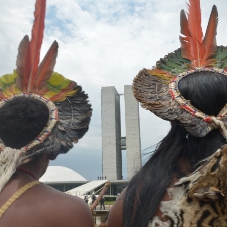 3.out.2013 - Indígenas acamparam em frente ao Congresso Nacional em Brasília para protestar contra a PEC 215.