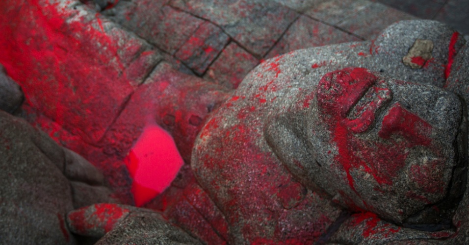 3.out.2013 - O conjunto de estátuas do Monumento às Bandeiras, popularmente conhecido como "empurra-empurra", no Parque do Ibirapuera, zona sul de São Paulo, foi pintado com tinta vermelha e pichado após protesto de movimentos sociais e indígenas na noite desta quarta feira (2)