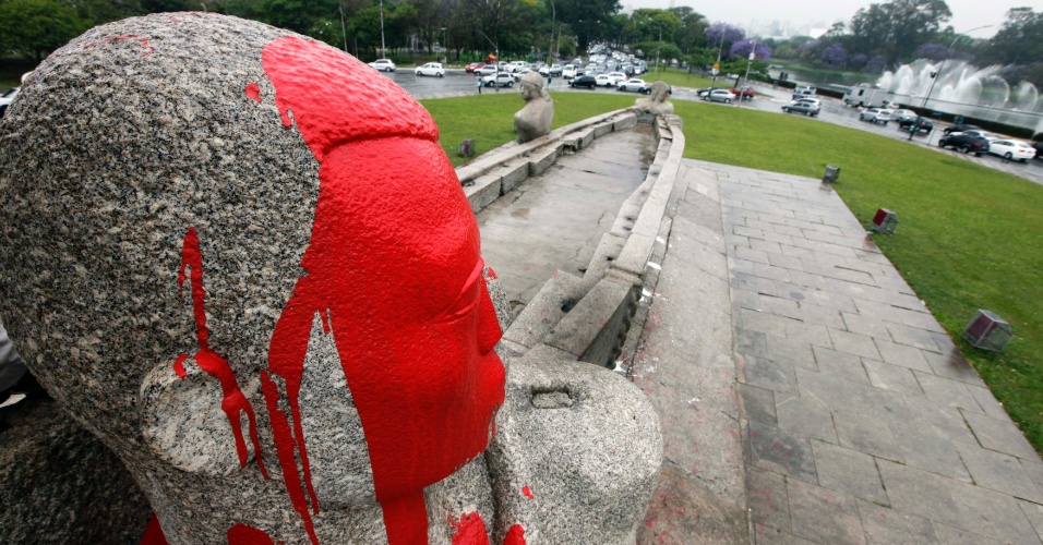 3.out.2013 - O conjunto de estátuas do Monumento às Bandeiras, popularmente conhecido como "empurra-empurra", no Parque do Ibirapuera, zona sul de São Paulo, foi pintado com tinta vermelha e pichado após protesto de movimentos sociais e indígenas na noite desta quarta feira (2)