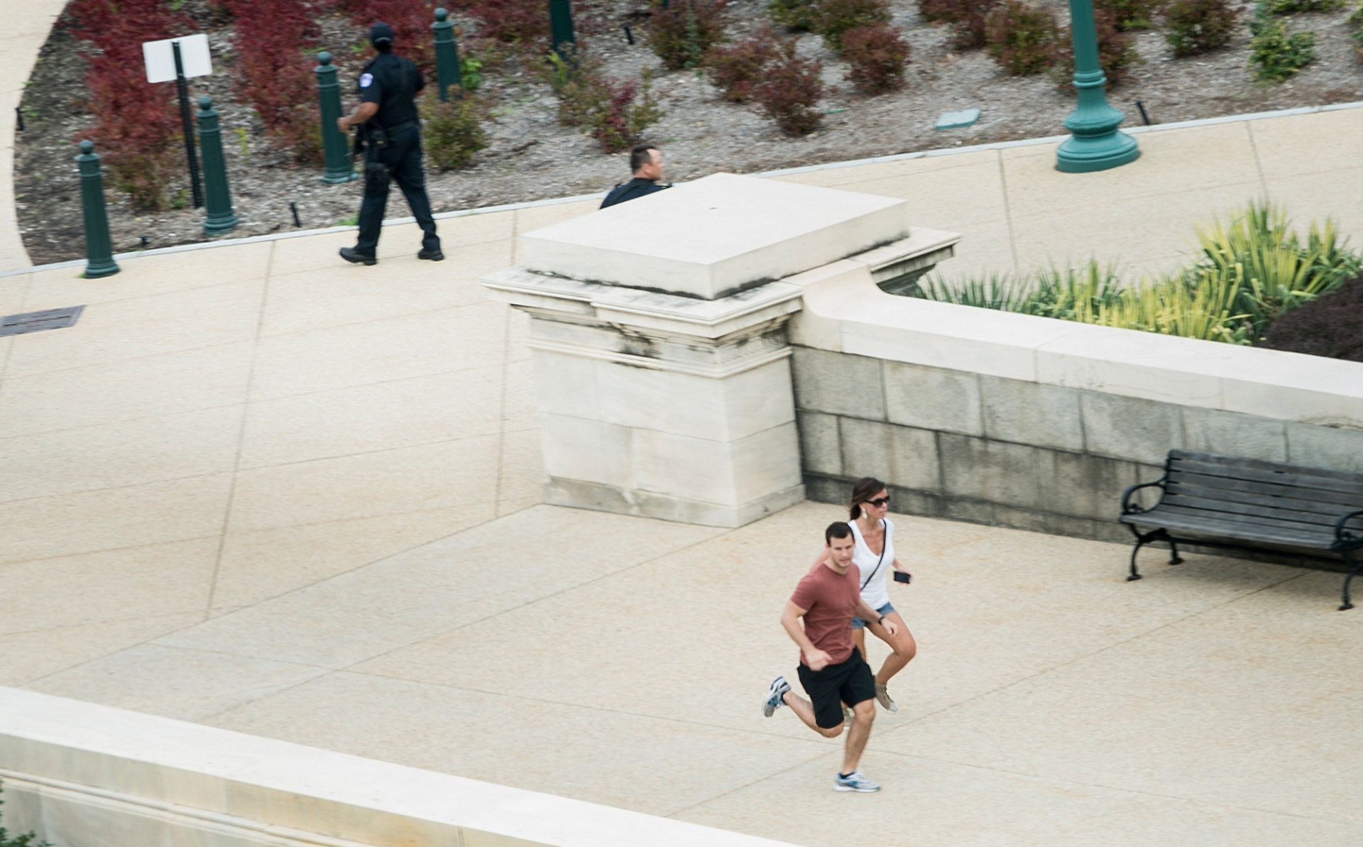 3.out.2013 - Pessoas correm após ouvirem tiros nos arredores do Capitólio, nesta quinta-feira (3), em Washington. O Congresso norte-americano foi trancado, segundo informou o senador Claire McCaskill através do seu perfil no Twitter - Brendan Smialowski/AFP