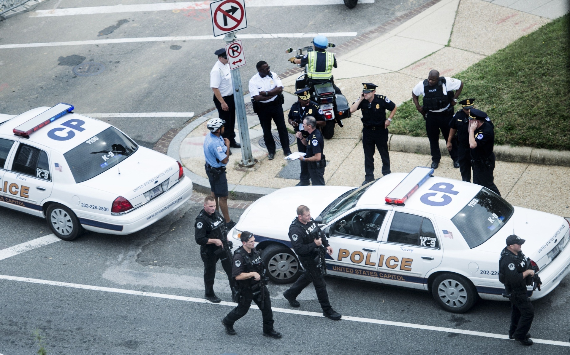 3.out.2013 - Policiais chegam aos arredores do Capitólio, em Washington, nesta quinta-feira (3), após tiros terem sido ouvidos do lado de fora do prédio. O Congresso norte-americano foi trancado, segundo informou o senador Claire McCaskill através do seu perfil no Twitter - Brendan Smialowski/AFP