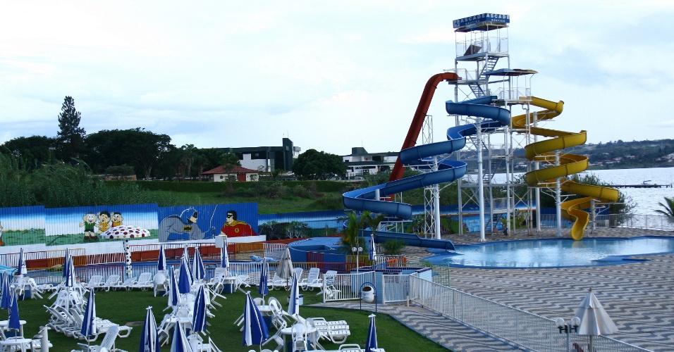 Clubes de funcionários públicos em Brasília têm piscina, toboágua