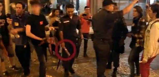 Vídeo publicado pelo jornal "O Globo" mostra o momento em que um PM supostamente forja um flagrante ao jogar um morteiro no chão. Logo em seguida, outro PM dá voz de prisão ao jovem por causa do objeto