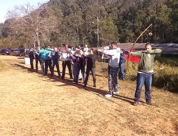 Guardas municipais de Várzea Paulista (42 km de São Paulo) treinam com arco e flecha uma vez por semana - Fábio Pescarini/UOL
