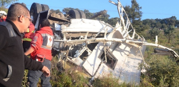 Equipes de resgate trabalham no local onde ao menos 12 pessoas morreram e outras 20 ficaram feridas após o ônibus em que estavam cair em um barranco, de uma altura de 60 metros, no México, nesta sexta-feira (4) - EFE