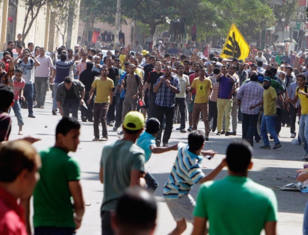 Partidários do presidente deposto do Egito, Mohamed Mursi, entram em confronto com simpatizantes do regime militar no Cairo