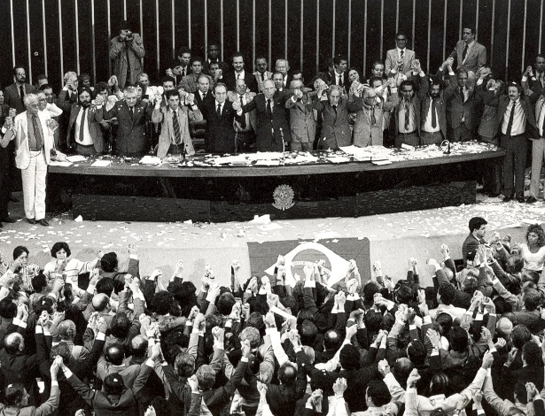 Ulysses Guimarães anuncia promulgação da Constituição de 1988 - Arquivo Agência Brasil