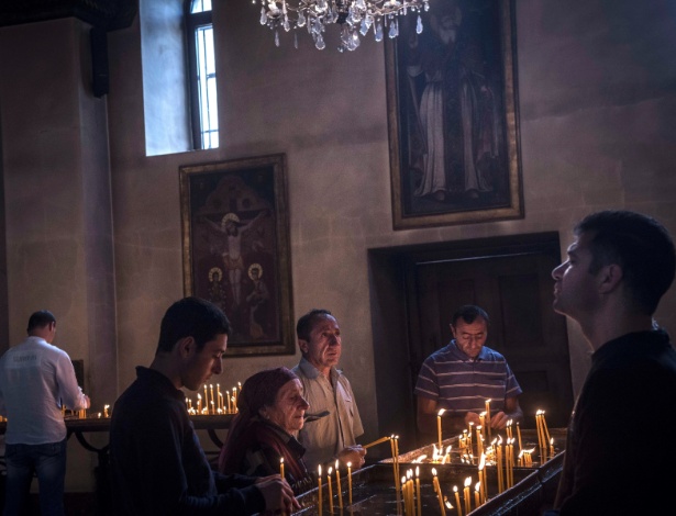 Fiéis acendem velas na catedral de Echmiadzin, na Armênia - New York Times