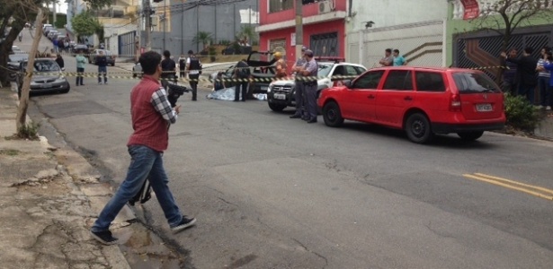 Peritos cercam local onde homem foi morto a tiros em SP; corpo só foi retirado cerca de 6h após o crime - Danilo Rocha/UOL