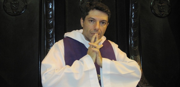 O padre Carlos Eduardo Tibério, que teve o celular furtado após confissão em catedral - João Bonato/UOL