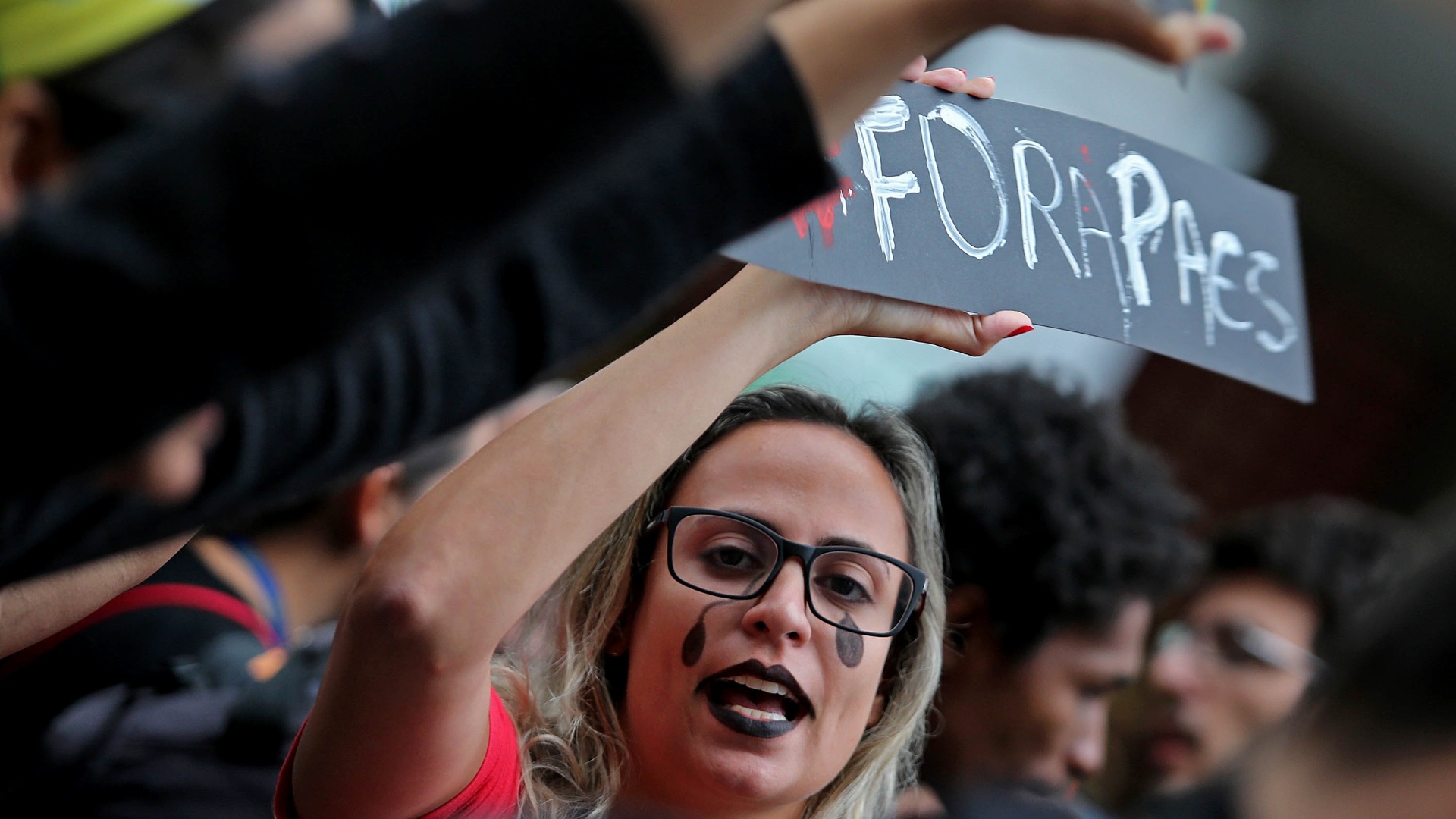 7.out.2013 - Cerca de 500 policiais acompanham o ato em apoio aos professores do Rio de Janeiro nesta segunda. O protesto começou por volta das 17h e reúne aproximadamente 2.000 pessoas no centro da cidade. Os professores da rede estadual e municipal estão em greve desde o dia 8 de agosto - Julio Cesar Guimaraes/UOL