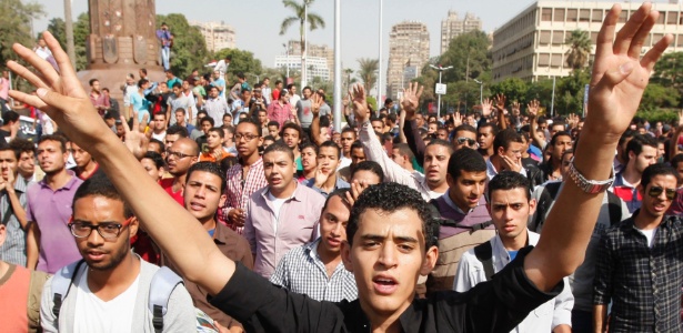 bros da Irmandade Muçulmana protestam contra os militares em frente à Universidade do Cairo - Mohamed Abd El Ghany