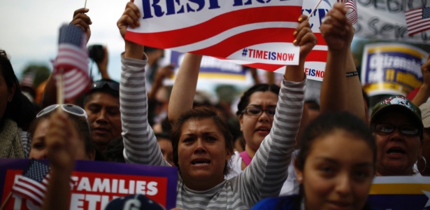 Manifestantes pedem reforma nas leis de imigração durante protesto em Washington (EUA)