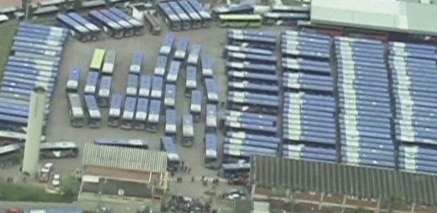 Ônibus ficaram retidos na garagem da Viação Pirajuçara, nesta terça pela manhã, em Embu das Artes (SP) - Reprodução/TV Globo