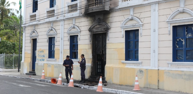 Porta principal da Prefeitura de Fortaleza amanhece destruída após incêndio criminoso na madrugada - Divulgação/Prefeitura de Fortaleza