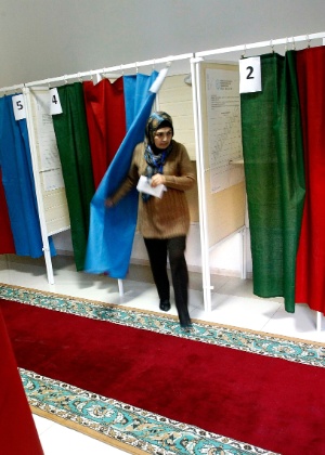 Eleitora deixa cabine de votação em posto de votação na capital Baku, durante as eleições presidenciais  - David Mdzinarishvili/Reuters