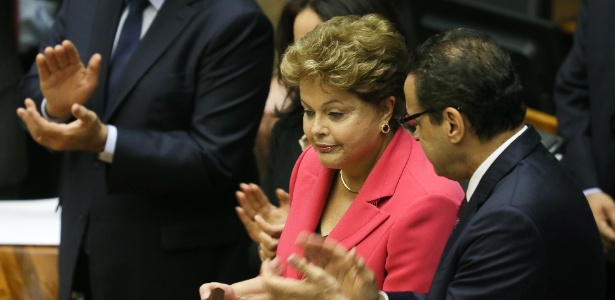 A presidente Dilma Rousseff recebe a medalha comemorativa dos 25 anos da Constituinte, durante sessão solene no Congresso Nacional - Sergio Lima/Folhapress