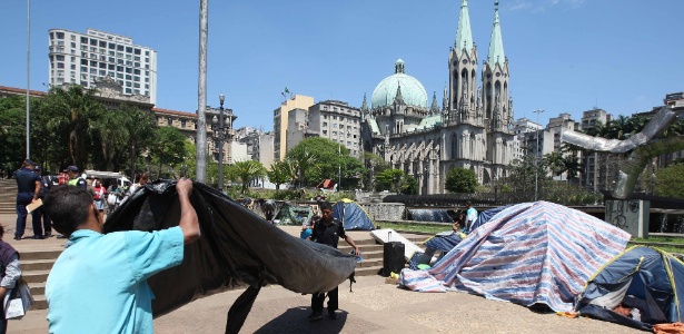 Grupo de sem-teto que estava acampado na praça da Sé, no centro de SP, recolhe barracas do local - Luiz Carlos Murauskas/Folhapress