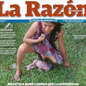 9.out.2013 - Capa do jornal mexicano "La Razón" que mostra momento em que Irma López Aurelio deu à luz um menino no gramado de centro de saúde em Oaxaca, depois que médicos se recusaram a atendê-la - La Razón/Reprodução