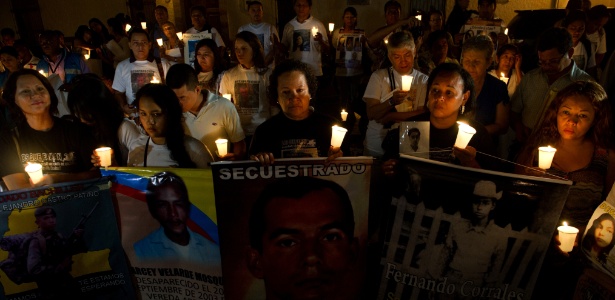 Familiares de desaparecidos fazem vigília em Cali, na Colômbia. Eles acusam as Farc de sequestro - 10.out.2013 - Luis Robayo/AFP