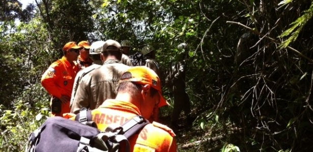 Cerca de 30 policiais da Divisão de Homicídios, com auxílio de 40 bombeiros, realizam buscas pelos restos mortais do pedreiro Amarildo de Souza, 43, em represas na parte alta da favela da Rocinha - Gustavo Maia/UOL