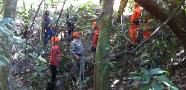 Cerca de 30 policiais da Divisão de Homicídios, com auxílio de 40 bombeiros, realizaram buscas pelos restos mortais do pedreiro Amarildo - Gustavo Maia/UOL