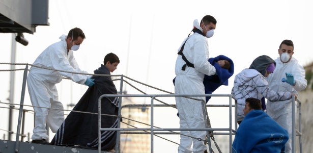 Crianças são resgatadas de barco que naufragou e deixou ao menos 30 mortos nas águas de Malta - Matthew Mirabelli/AFP