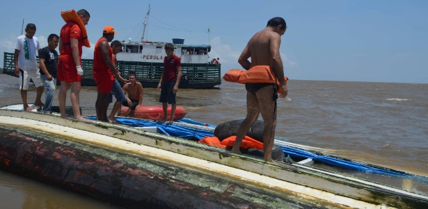 Bombeiros trabalham na busca de vítimas de naufrágio no Amapá  - Celiane Freitas/Efe