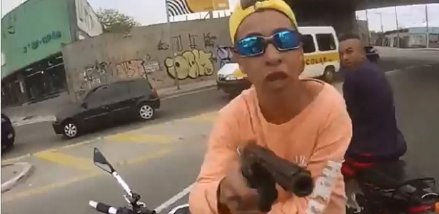 Um uso: vítima filma tentativa de roubo de moto na zona leste de SP, em 2013 - Reprodução