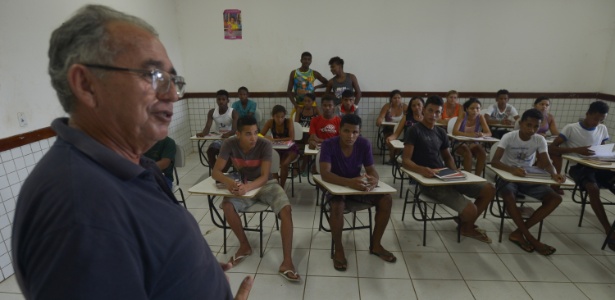 O professor Solon da Nóbrega dá aula no Ceqfaam (Centro Quilombola de Alternância Ana Moreira), em Codó (MA). Dos 29 alunos formados no Ceqfaam, cinco foram selecionados, por meio da nota do Enem, para o IFMA - Marcello Casal Jr./Agência Brasil