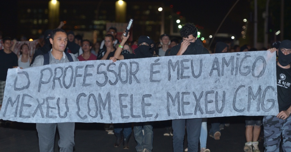 15.out.2013 - Cerca de cem manifestantes organizaram um protesto na rodoviária do Plano Piloto, em solidariedade aos professores do Rio do Janeiro. Eles saíram em marcha pelo Eixo Monumental, em direção à Torre de TV