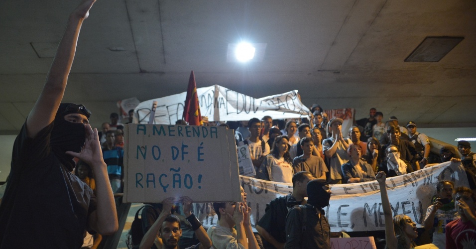 15.out.2013 - Cerca de cem manifestantes organizaram um protesto na rodoviária do Plano Piloto, em solidariedade aos professores do Rio do Janeiro. Eles saíram em marcha pelo Eixo Monumental, em direção à Torre de TV