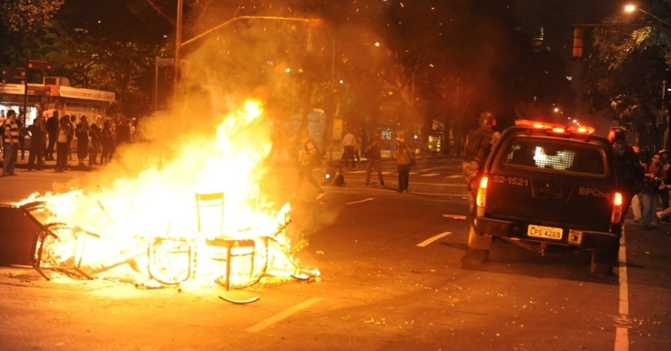 15.out.2013 - Manifestantes entram em confronto com a polícia após protesto de professores no centro do Rio de Janeiro na noite desta terça-feira (15)