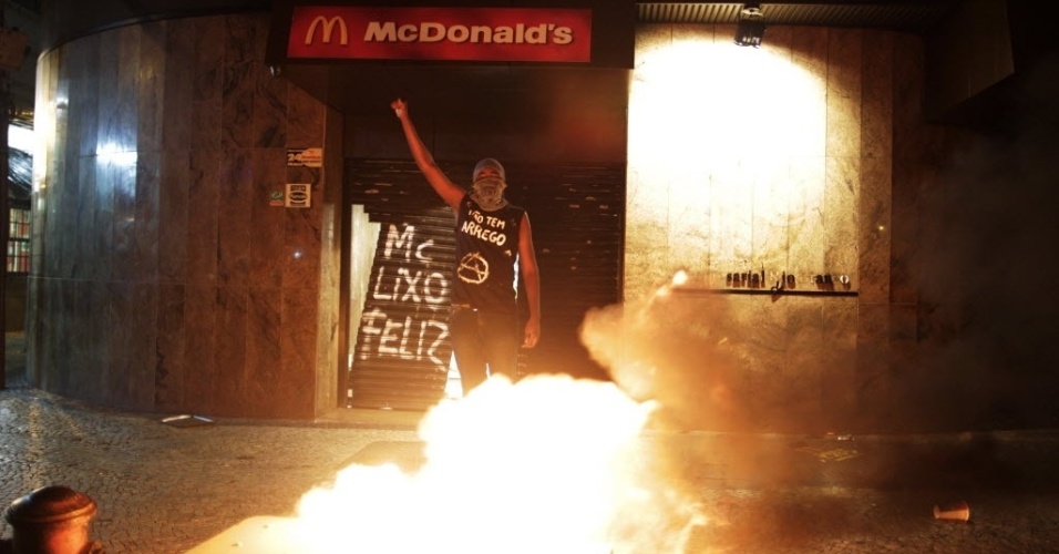 15.out.2013 - Manifestantes entram em confronto com a polícia após protesto de professores no centro do Rio de Janeiro na noite desta terça-feira (15). Um grupo depredou estabelecimentos comerciais, como esta lanchonete do Mc Donald's