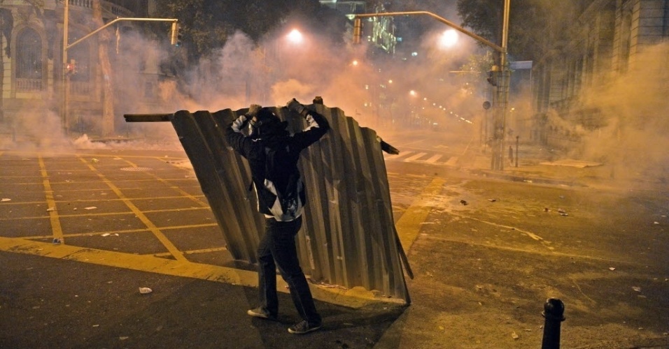 15.out.2013 - Manifestantes entram em confronto com a polícia após protesto de professores no Rio de Janeiro na noite desta terça-feira (15)