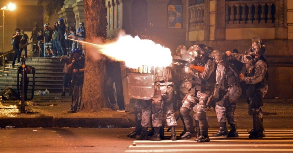 15.out.2013 - Manifestantes entram em confronto com a polícia após protesto de professores no Rio de Janeiro na noite desta terça-feira (15)