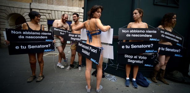 Manifestantes protestam em Roma, na Itália, contra o voto secreto dos senadores para expulsar o ex-primeiro-ministro italiano Silvio Berlusconi do Senado, acusado de fraude fiscal - Filippo Monteforte/AFP