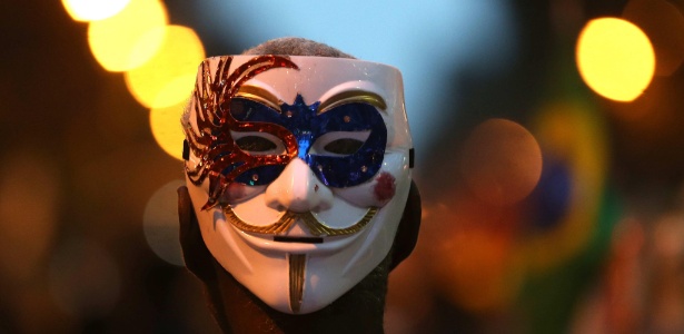 Membro do Black Bloc usa máscara durante protesto na região central do Rio, na terça-feira (15) - Marcelo Sayão/EFE