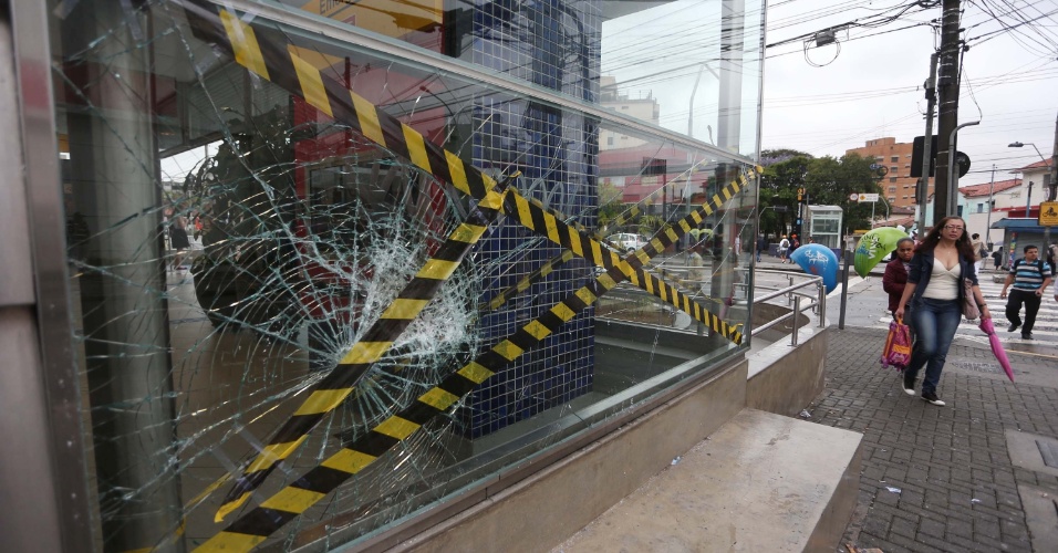 16.out.2013 - Estação Butantã na Zona Oeste amanhece com vidraça quebrada nesta quarta-feira (16), após o protesto 
