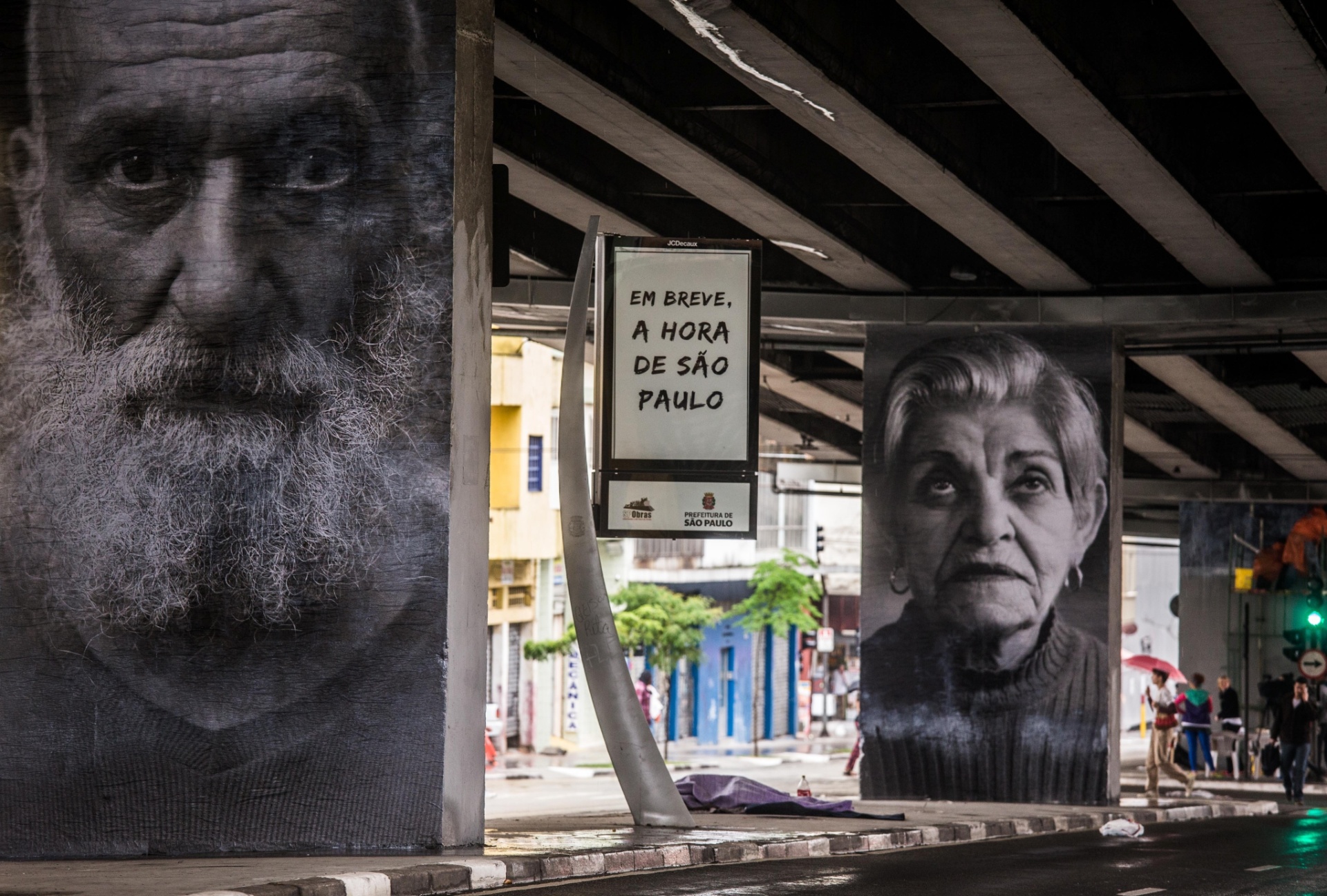 16.out.2013 - Vinte fotos gigantes de moradores da região do elevado Presidente Costa e Silva, conhecido como Minhocão, na região central de São Paulo, estão sendo espalhadas pela rua Amaral Gurgel e avenida São João, pelo projeto Giganto (www.projetogiganto.com.br). A intervenção faz parte da programação do Foto Espanha, que será realizado neste mês em São Paulo - Danilo Verpa/Folhapress