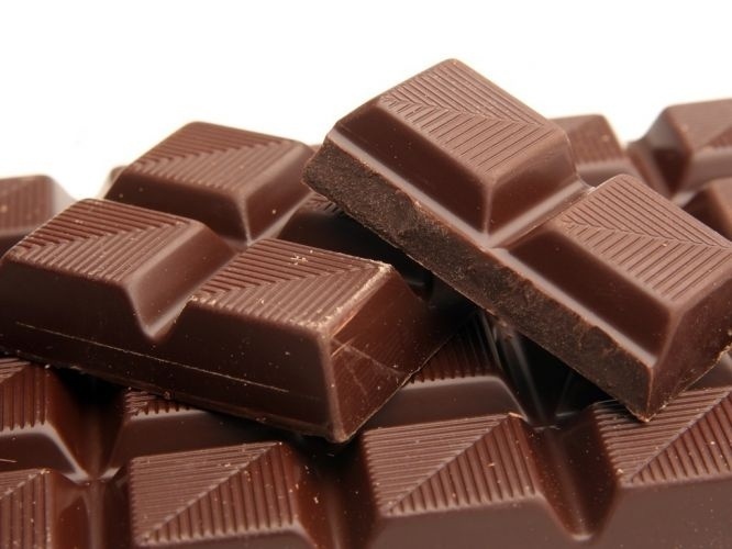 Chocolate amargo pode ser um bom estímulo na hora de se concentrar para um longo estudo - Shutterstock