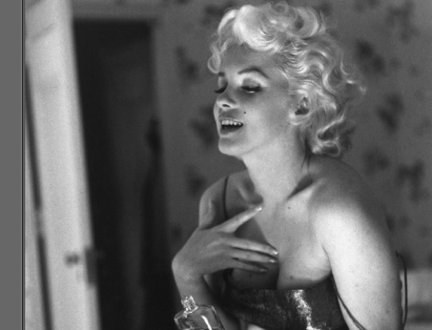A atriz e sex-symbol americana Marilyn Monroe com frasco do perfume Chanel nº 5 em foto dos anos 1960 - Michael Ochs Archives/Getty Images